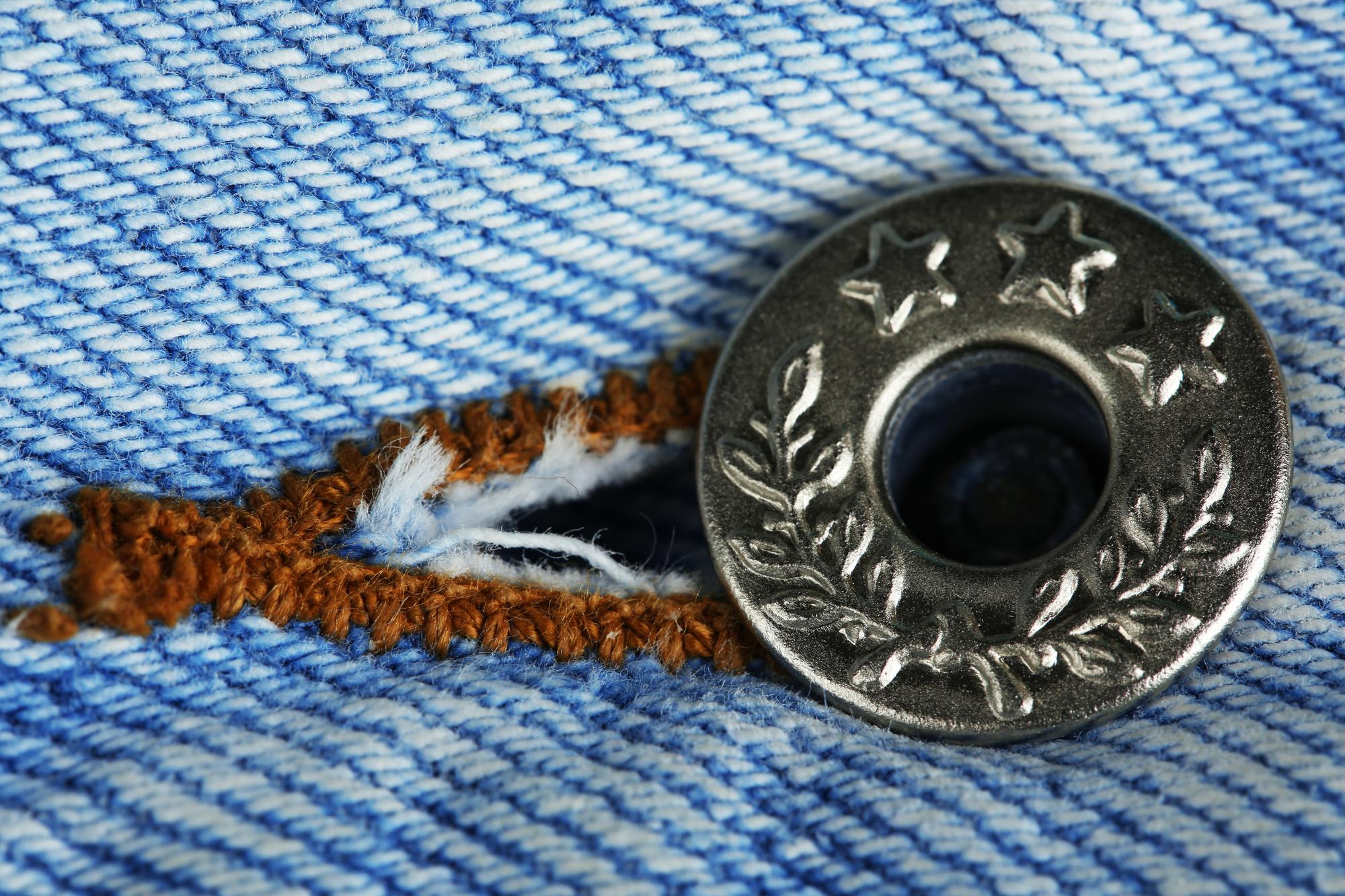 Campione ricamato su denim con bordo tagliato
